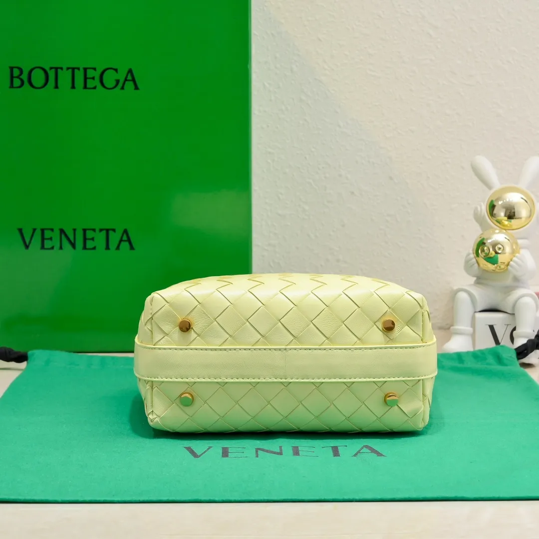 Batch 1360 #BvWallace Shoulder Lunch Bag 🔥 A lunch box bag that you can just grab and go. It is made of classic intrecciato weaving technology and reflects the craftsmanship of Bottega. The entire bag is made of top-grade happa lambskin. It is very soft and lightweight. The small bag shape is cute and exquisite. The interior capacity is also very large and can be carried under the arm. It is quite practical! The bottom of the bag is made of gold metal to prevent wear and tear. The details are really good! Choose this elegant commuting bag for Zaoba people~ Size: 22x13x9.5, model number; 7748#